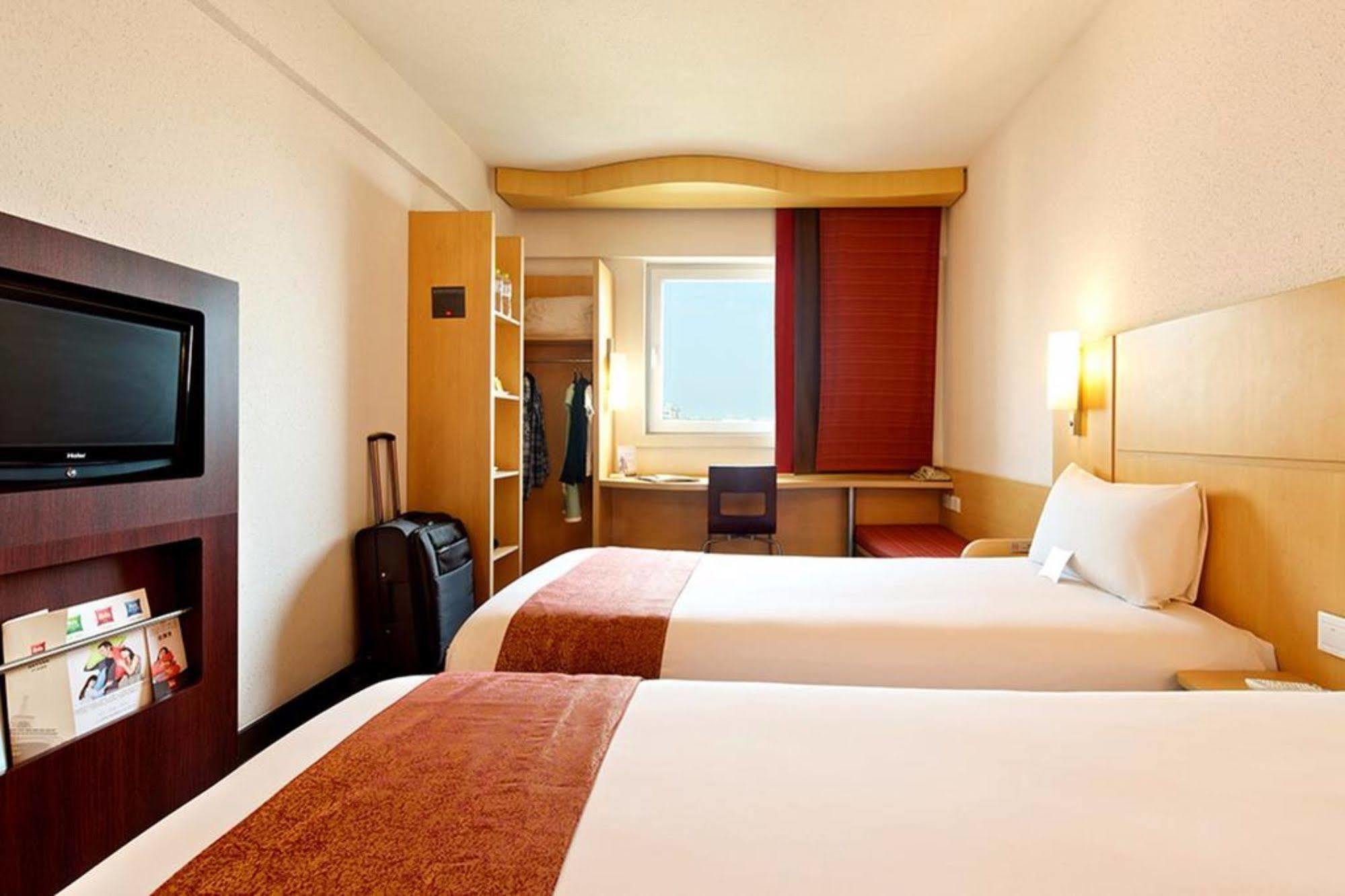 Ibis Anshan Shengli Square Exterior photo