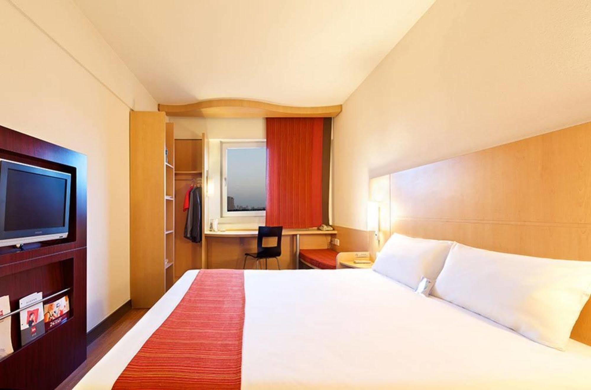 Ibis Anshan Shengli Square Exterior photo