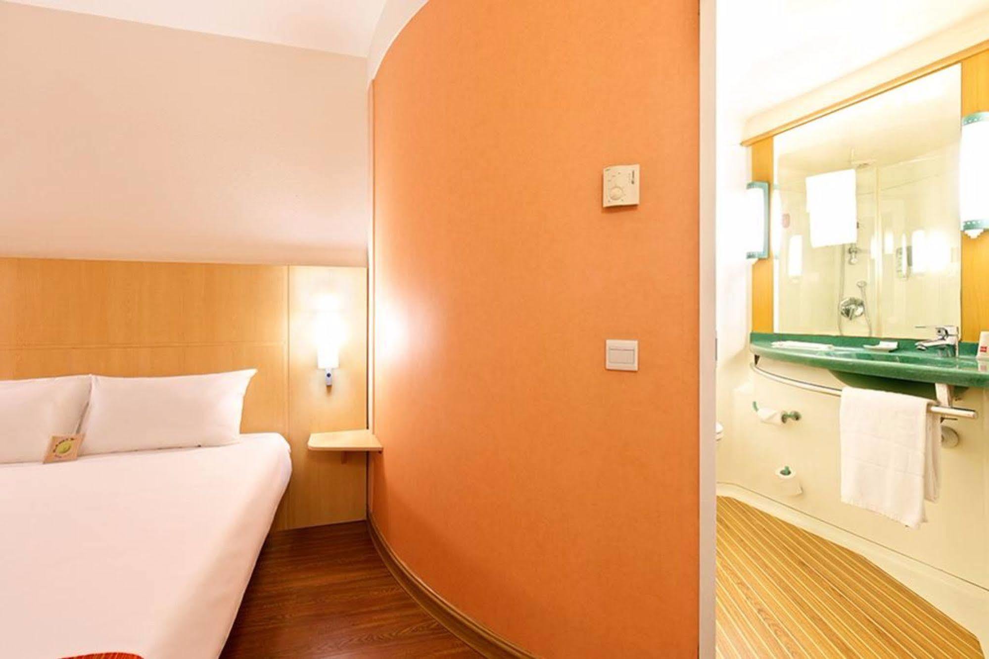 Ibis Anshan Shengli Square Exterior photo